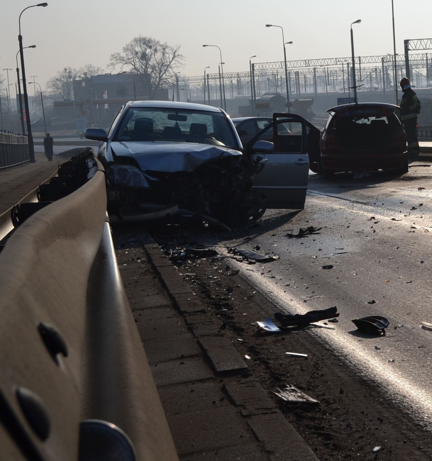 Wypadek na wiadukcie w Malborku [ZDJĘCIA]. 3 osoby poszkodowane po zderzeniu 2 samochodów
