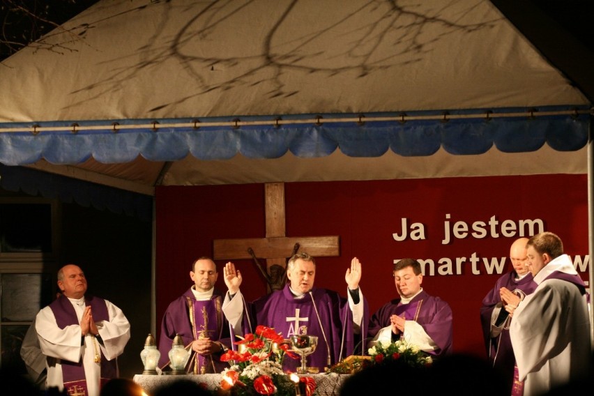 Msza Św odprawiona za zmarłych w katastrofie smoleńskiej na wolsztyńskim Rynku 12.04.2010