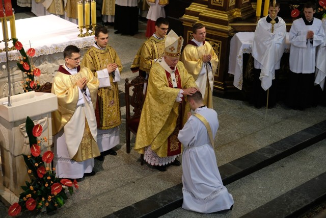 W sobotę w bazylice archikatedralnej w Przemyślu,  abp Adam Szal udzielił święceń prezbiteratu 19 diakonom Wyższego Seminarium Duchownego w Przemyślu. 

Prezbiteriat jest drugim stopniem w hierarchii święceń (stopniem niższym jest diakonat, a wyższym – episkopat). Prezbiter to duchowny i kapłan urzędowy Kościoła rzymskokatolickiego, powszechnie „ksiądz”.

Święcenia kapłańskie przyjęli: Piotr Długi (parafia Ustjanowa), Łukasz Dziedzic (Przeworsk-Fara), Paweł Franus (Wola Zarczycka), Sławomir Hadam (Babice), Jakub Jakubowski (Medyka), Konrad Kawa (Kuńkowce), Andrzej Kinal (Wołkowyja), Szymon Kot (Sanok-Fara), Dawid Kotulski (Stare Miasto), Dawid Kowalczyk (Sufczyna), Maciej Marszałek (Brzozów), Sebastian Rachwał (Humniska, pw. św. Stanisława), Grzegorz Rejman (Dąbrówki k. Łańcuta), Grzegorz Rybczak (Wara), Krzysztof Senejko (Nienowice), Adrian Sroka (Bolestraszyce), Andrzej Urbowicz (Krosno-Turaszówka), Arkadiusz Wojnicki (Brzozów), Paweł Wołoszyn (Bolestraszyce).

Zobacz także: Syn gen. Stanisława Maczka przyjedzie do Przemyśla
