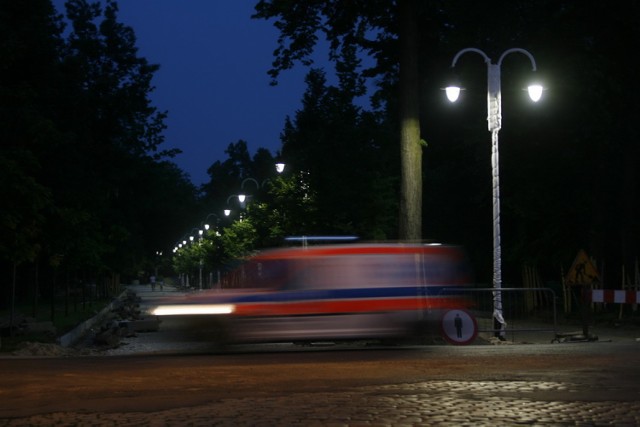 Nowe latarnie w legnickim parku