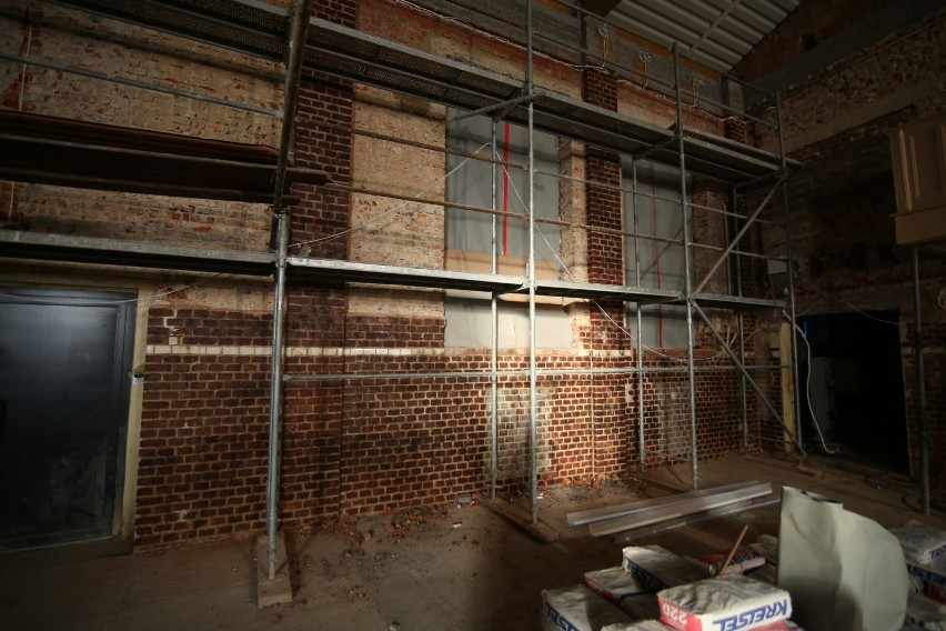 Znaleziono cegły klinkierowe w budynku sali gimnastycznej w Brzezinach. Remont potrwa do czerwca