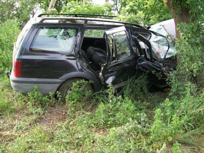 Wypadek w miejscowości Mlecze. Golf uderzył w drzewo