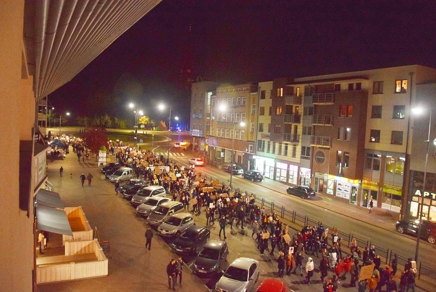 Protest kobiet w Stargardzie. Widok z góry na przemarsz przez centrum miasta ZDJĘCIA