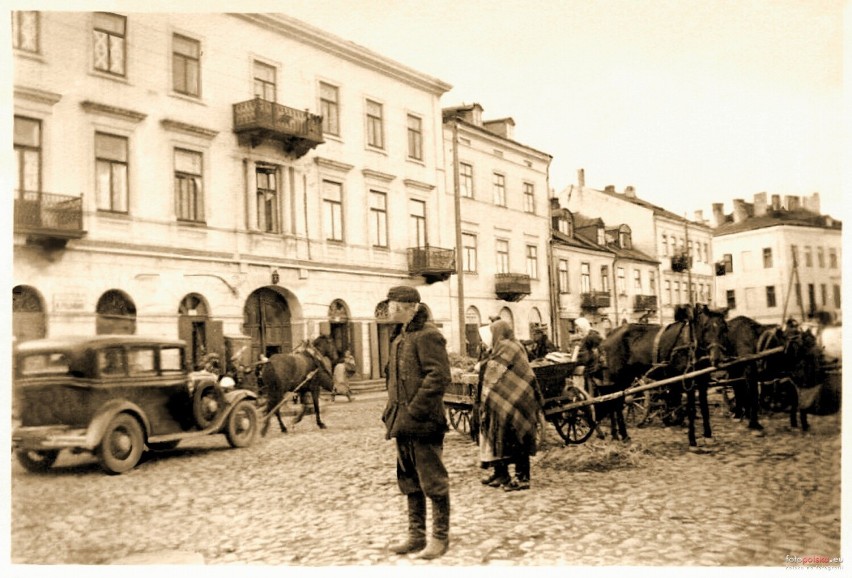 1939 rok, Radom, ul. Wałowa. Pierwsza od lewej kamienica pod...