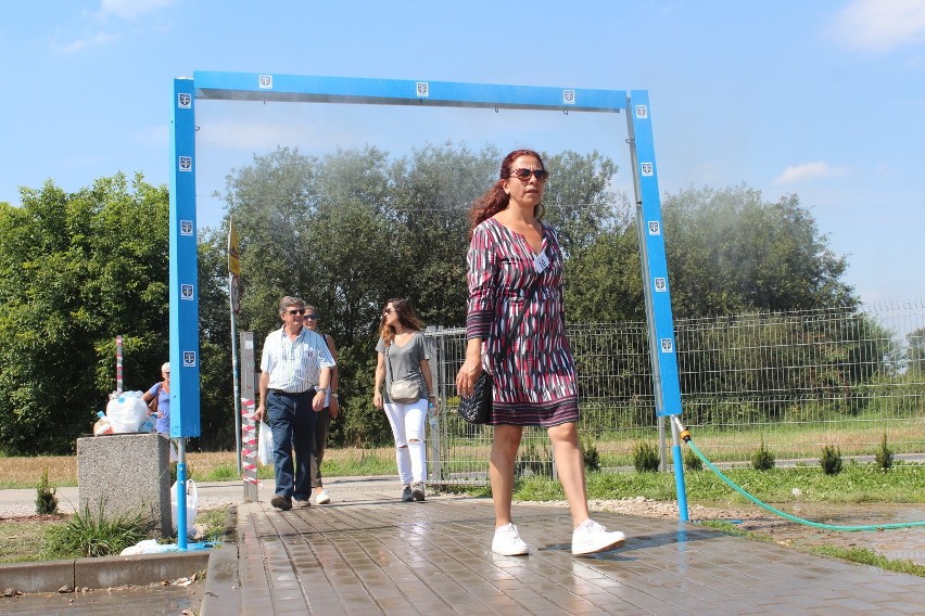 Kurtyna wodna na parkingu przed obozem w Auschwitz bulwersuje rabina 