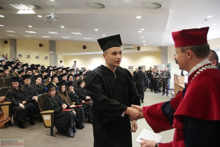 Dyplomy otrzymało dwustu byłych już studentów administracji,...