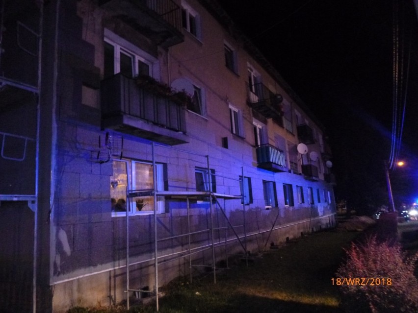 Woźniki: mieszkanie, które we wtorek spłonęło przy ul. Lompy. Śledczy i strażacy ustalają przyczyny pożaru [ZDJĘCIA]