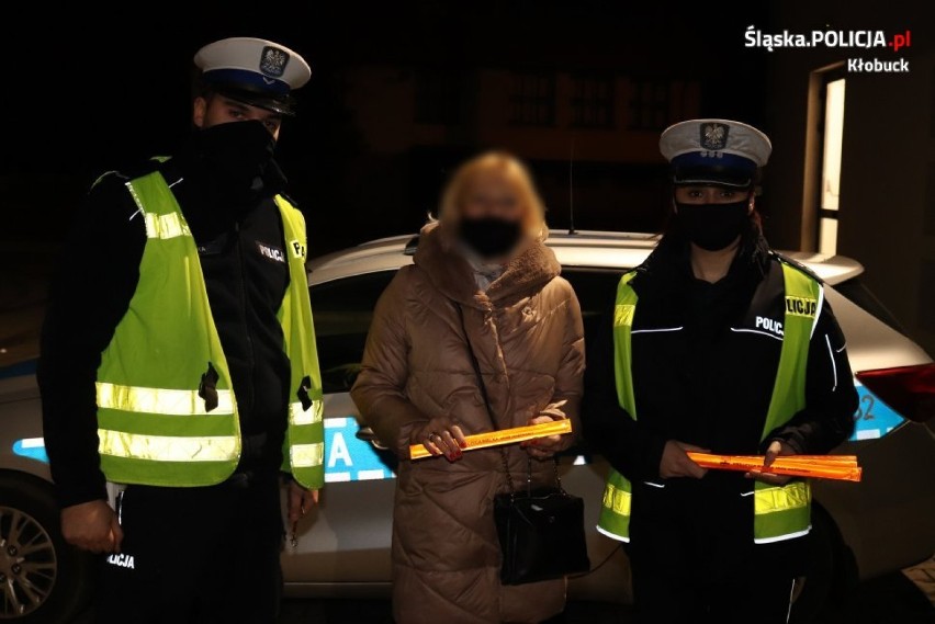 Kłobuccy policjanci rozdawali odblaski we Wręczycy Wielkiej w ramach akcji "Świeć przykładem"