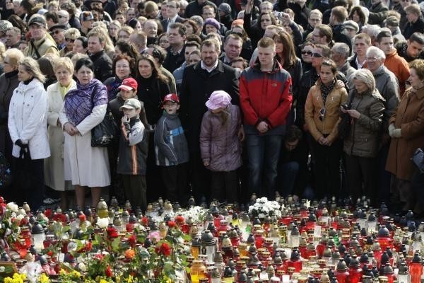 Marsz pamięci ku czci ofiar katastrofy na ulicach Gdańska (zdjęcia i wideo)