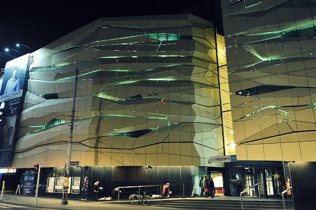 Galeria MM w Poznaniu z nowym oświetleniem fasady
