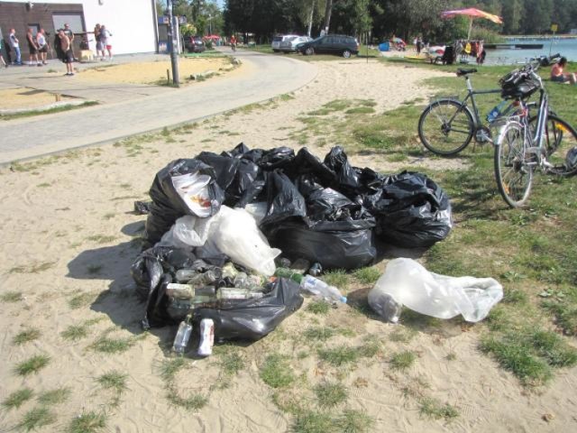 Płetwonurkowie wyławiali z wody całe worki odpadów, wśród góry śmieci można było znaleźć m.in. butelki, ubrania, ręczniki, puszki i plastikowe przedmioty