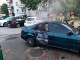 Pożar samochodu na parkingu w Końskich. W akcji strażacy