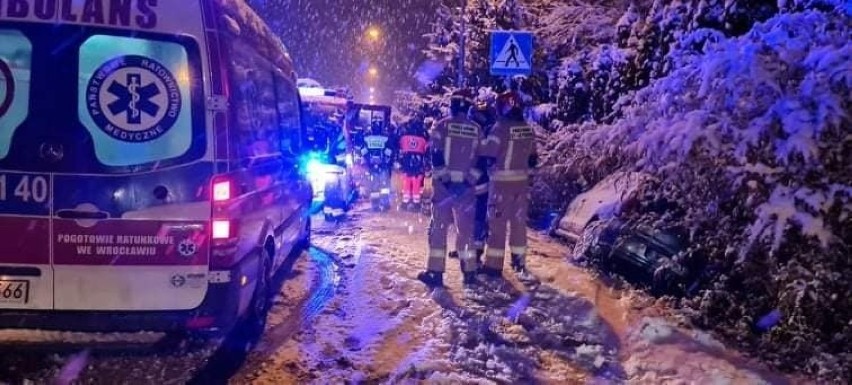 Atak zimy na Wrocław. Dramatyczne warunki na drogach, wypadki (ZOBACZ)