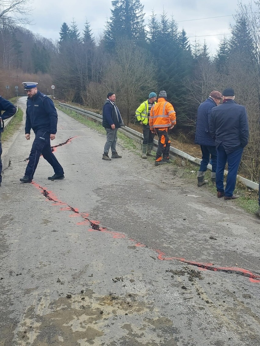 Zamknięto drogę Ustjanowa-Daszówka-Łobozew. Trwają prace przy alternatywnym przejeździe. Jest objazd przez Uherce Mineralne