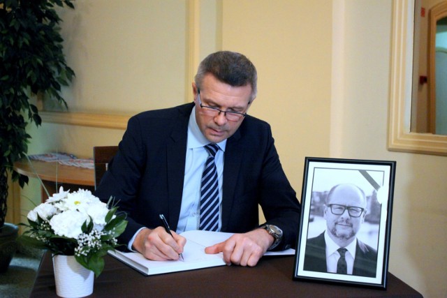 Do księgi wpisał się już prezydent Kielc Bogdan Wenta.