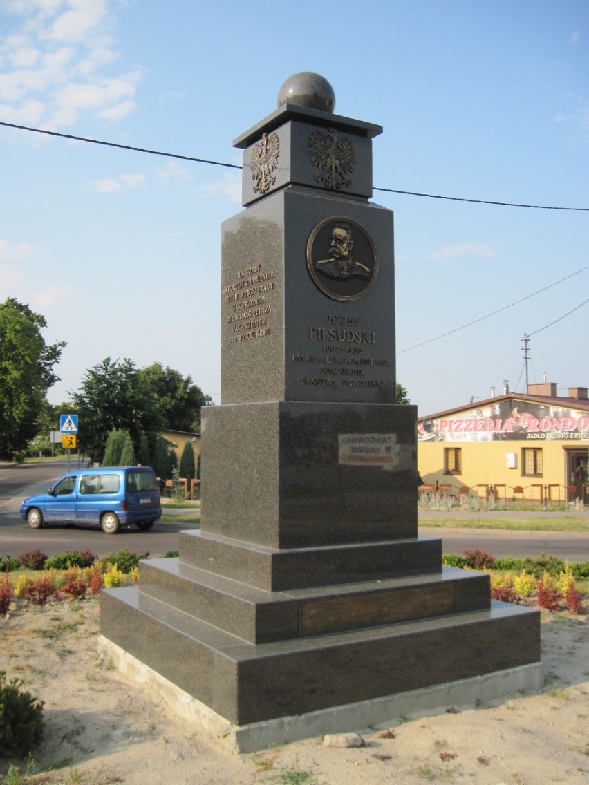 Ludwin: Obelisk Józefa Piłsudskiego stanął na rondzie