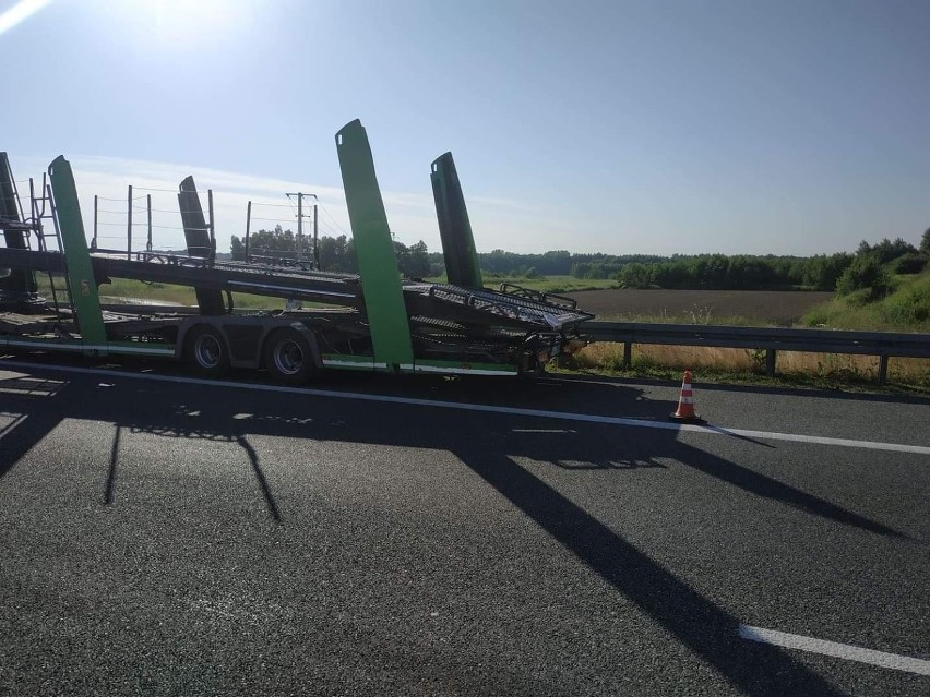 W wypadku uczestniczył samochód osobowy i laweta. Na...