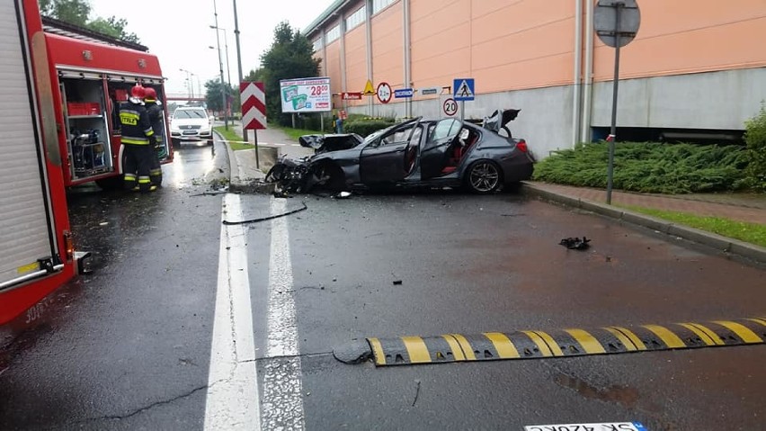 Wypadek w Katowicach: Samochód spadł z DTŚ przy Auchan, zginęła kobieta 