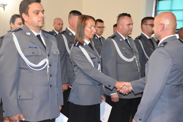 Święto Policji 2022 w Pleszewie. Tak obchodzili uroczystość pleszewscy policjanci. Ci funkcjonariusze awansowali na wyższe stopnie.