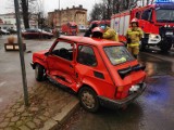 Zderzenie Malucha z osobówką. Jedna osoba trafiła do szpitala