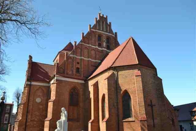 Msze św. według niedzielnego porządku:   7:00, 8:30, 10:00, 11:30, 13:15. Ostatnia msza św. będzie o godz. 13.15. Nie będzie więc wieczornej mszy św. 

Kto chce połączyć mszę św. z pobytem na cmentarzu powinien przyjść do kościoła na godz. 13.15, bowiem po tej mszy św. około godz. 14.00 wyruszy procesja na cmentarze.

Tego dnia przy wejściu na cmentarze ofiarą do puszki można wesprzeć budowę kościoła św. Faustyny w Pucku. 

Na cmentarzach będą także wolontariusze z Puckiego Hospicjum, którzy w zamian za datek do ich puszki wręczą symbolicznego znicza.