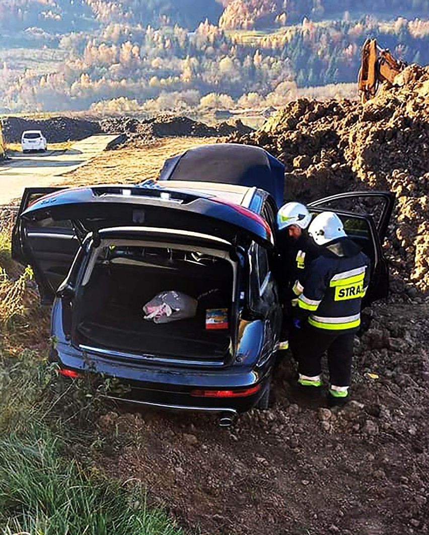 Wypadek na szosie w dolinie Dunajca. Po zderzeniu z autem audi wbiło się w hałdę ziemi na przydrożnym polu