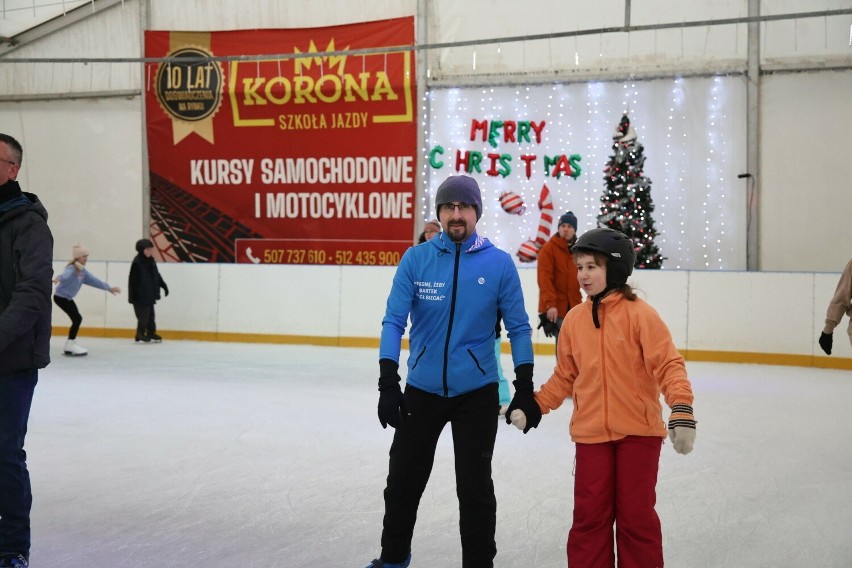 Łyżwy poszły w ruch na lodowisku Telegraf w Kielcach. Ale zabawa! Zobaczcie jak jeździliście we wtorek w Święta Bożego Narodzenia. Zdjęcia