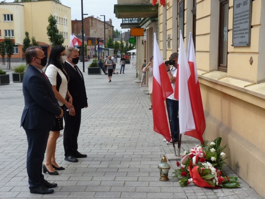 Święto Wojska Polskiego 2020 w Radomsku. Kwiaty pod Pomnikiem Grobem Nieznanego Żołnierza [ZDJĘCIA]