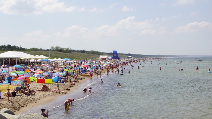 Plaże w Darłówku pełne turystów. Wakacje 2021 w pełni [zdjęcia]