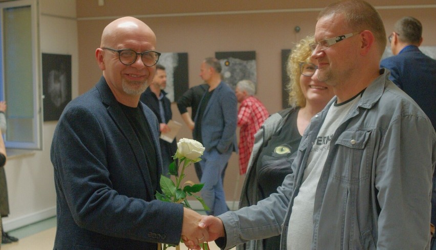 Finisaż wystawy Mariusza Dańskiego (z lewej) przyciągnął...