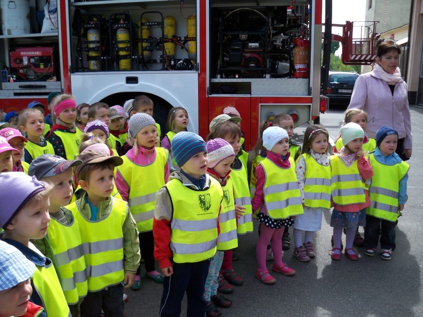 Zdjęcie ilustrujące dzieci z Przedszkola nr 2 w Sycowie podczas wizyty w straży pożarnej