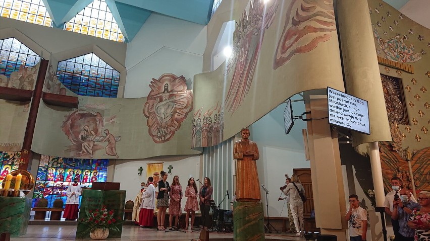 Bierzmowanie w parafii pw. Matki Bożej Miłosierdzia w Suwałkach [Zdjęcia]