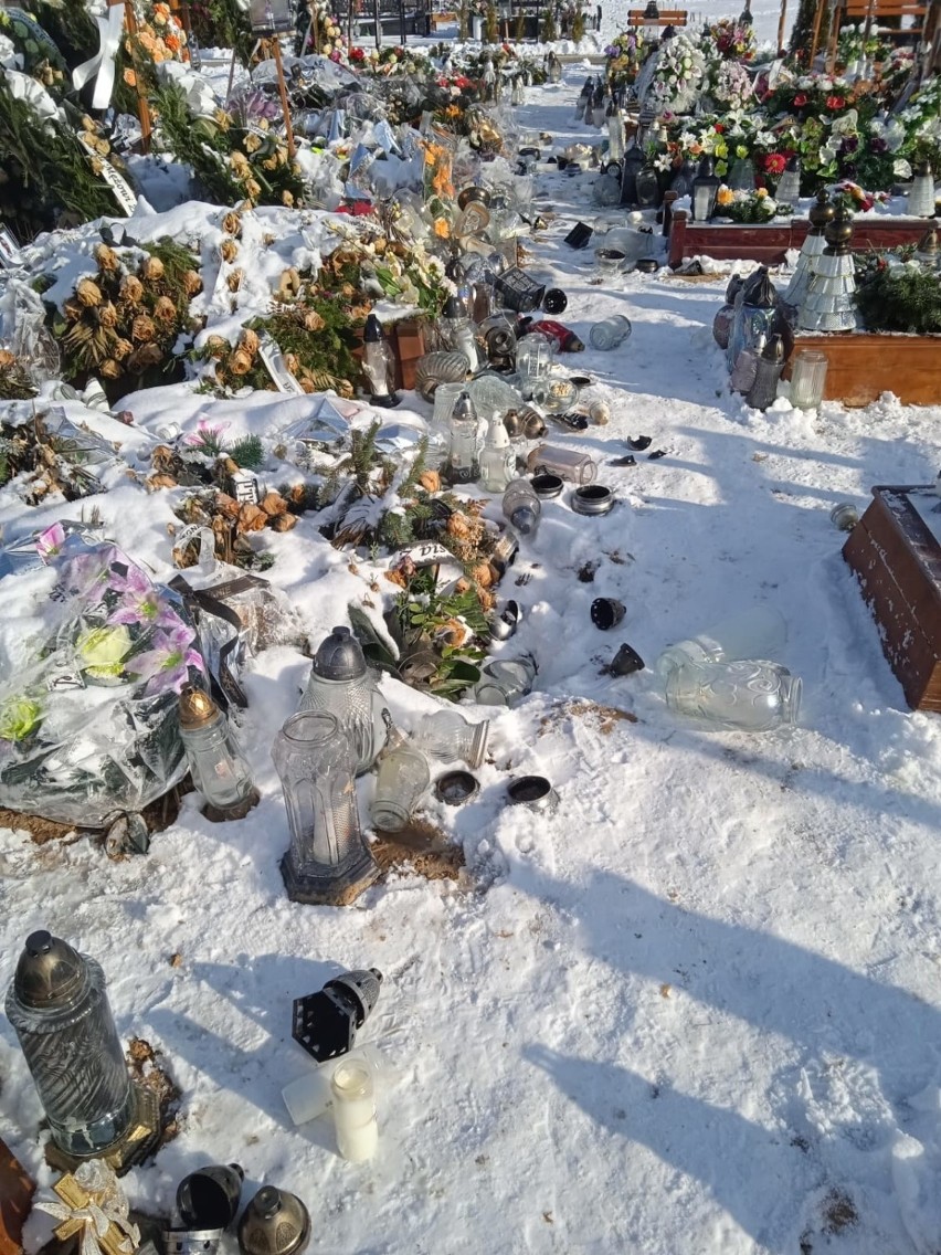 Roztrzaskane znicze na cmentarzu w Świebodzinie