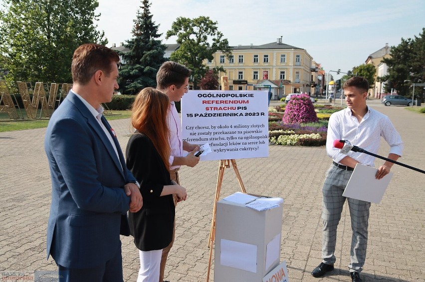 Happening dotyczący referendum Nowej Generacji we Włocławku,...