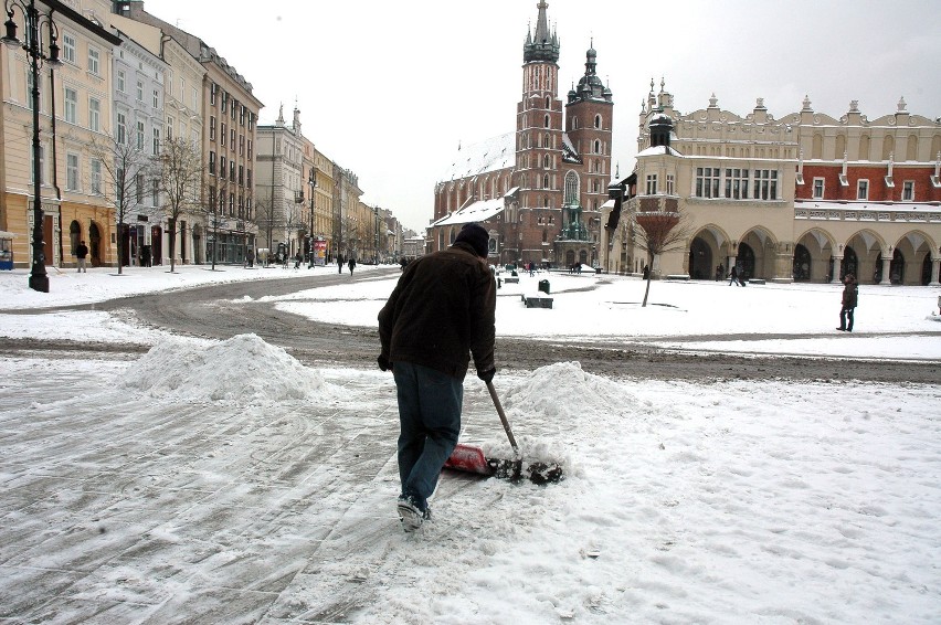 Atak zimy w Krakowie. Problemy z komunikacją, korki, zasypane ulic [ZDJĘCIA]