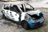 Palił się daewoo matiz w Rokitach. Pożar gasiło pięć zastępów straży pożarnej