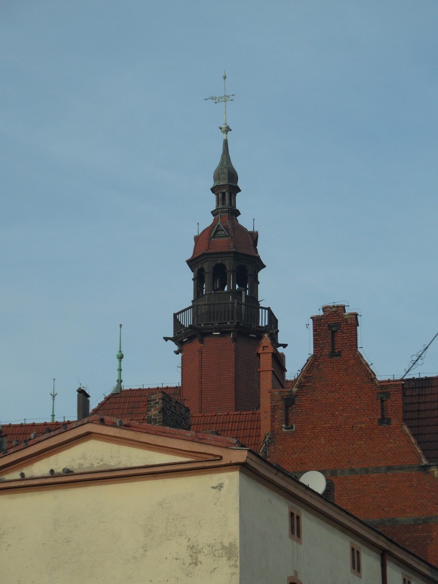 Wieza ratusza w Tarnowskich Górach. Widok od strony ulicy...