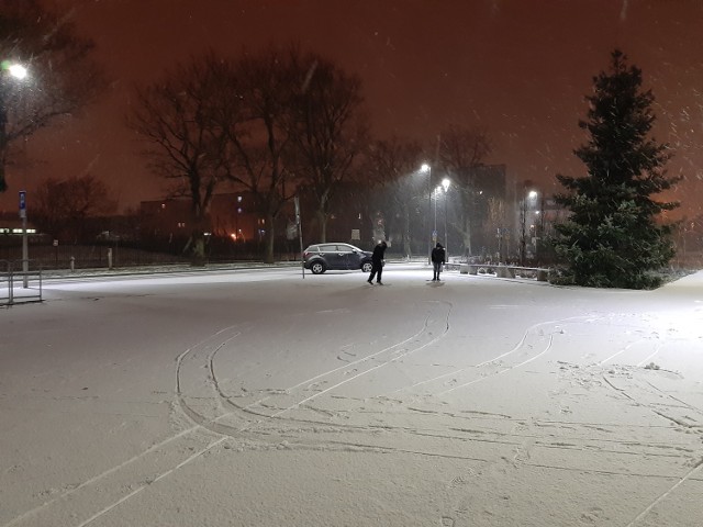 - Już we wtorek będzie cieplej, bo termometry mają pokazywać minus 2 stopnie C. We wtorek też zacznie padać śnieg. I uwaga, we wtorek mogą wystąpić marznące opady deszczu. Kierowcy tego dnia szczególnie powinni uważać na drogach - ostrzega Krzysztof Ścibor z Biura Prognoz Pogody Calvus. - Za to w środę czeka nas odwilż.