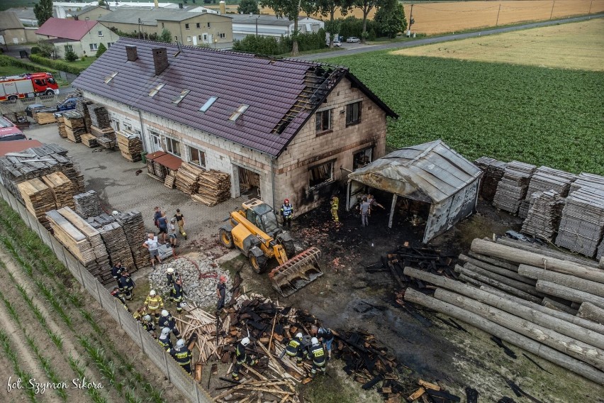 10 jednostek straży przez ponad 6 godzin walczyło z pożarem zakładu stolarskiego [ZDJĘCIA]