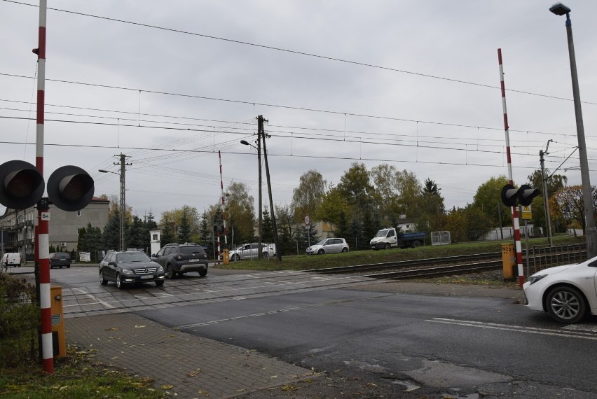 Ambasadorzy bezpieczeństwa i Straż Ochrony Kolei rozdawał ulotki na przejeździe przy ulicy Kościuszki w Skierniewicach