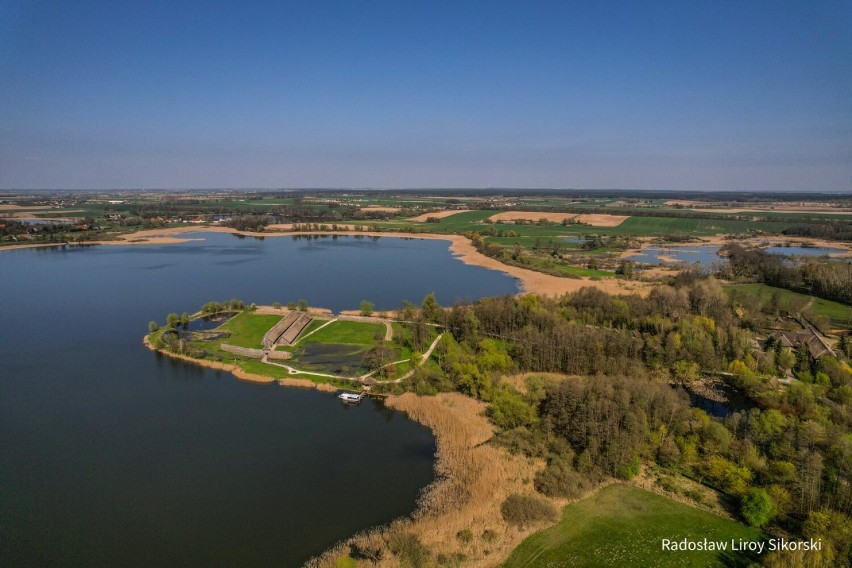 Biskupin z lotu ptaka. Wiosenne ujęcia Radka Sikorskiego [FOTO]