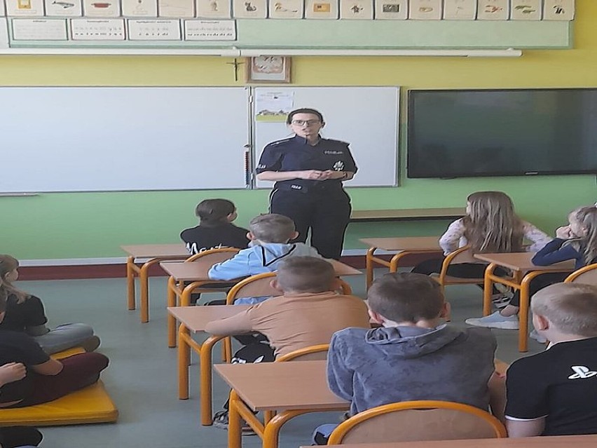 Policjantka rozmawiała z uczniami w Połczynie o cyberzagrożeniach - 24 maja 2022 r.