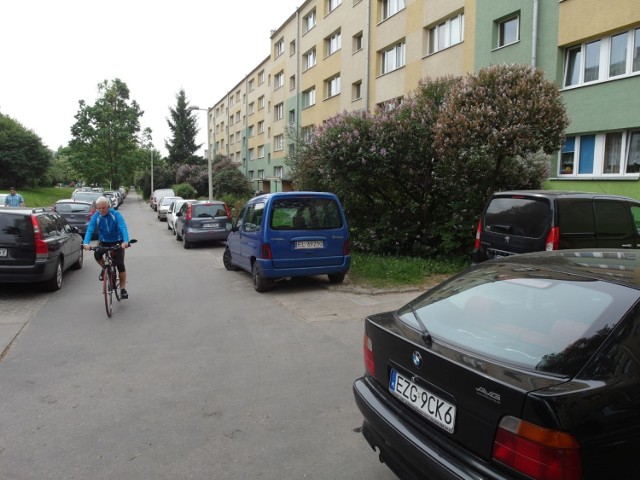 Miejsc do parkowania ma wąskich retkińskich uliczkach brakuje. Mieszkańcy nie chcą jednak kolejnego parkingu