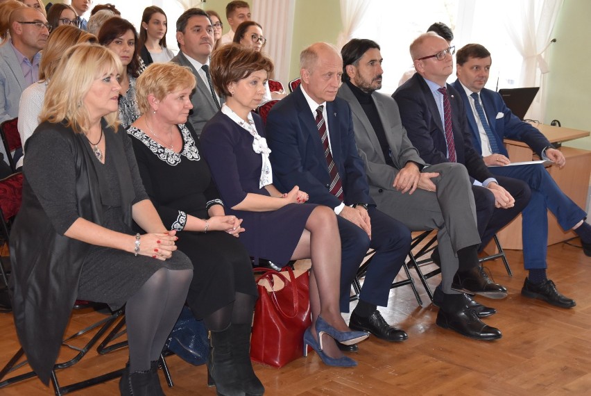 59 najzdolniejszych uczniów z Kalisza i sąsiednich powiatów nagrodzonych stypendiami premiera