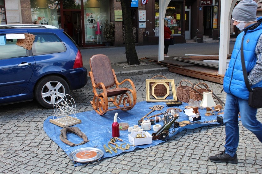 LESZNO. Pierwszy po narodowej kwarantannie jarmark staroci na leszczyńskim rynku [ZDJĘCIA]