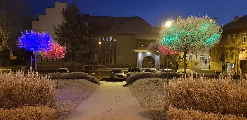 Plac Okulickiego w Bochni w bożonarodzeniowej szacie