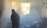Dąbrowa Górnicza. Pożar bloku w Ząbkowicach. Płonęło mieszkanie na os. Młodych Hutników. Podtruty dymem policjant trafił do szpitala 