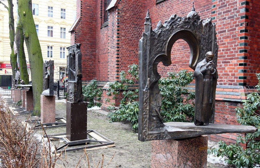 Rzeźby przedstawiające Jana Pawła II w Szczecinie