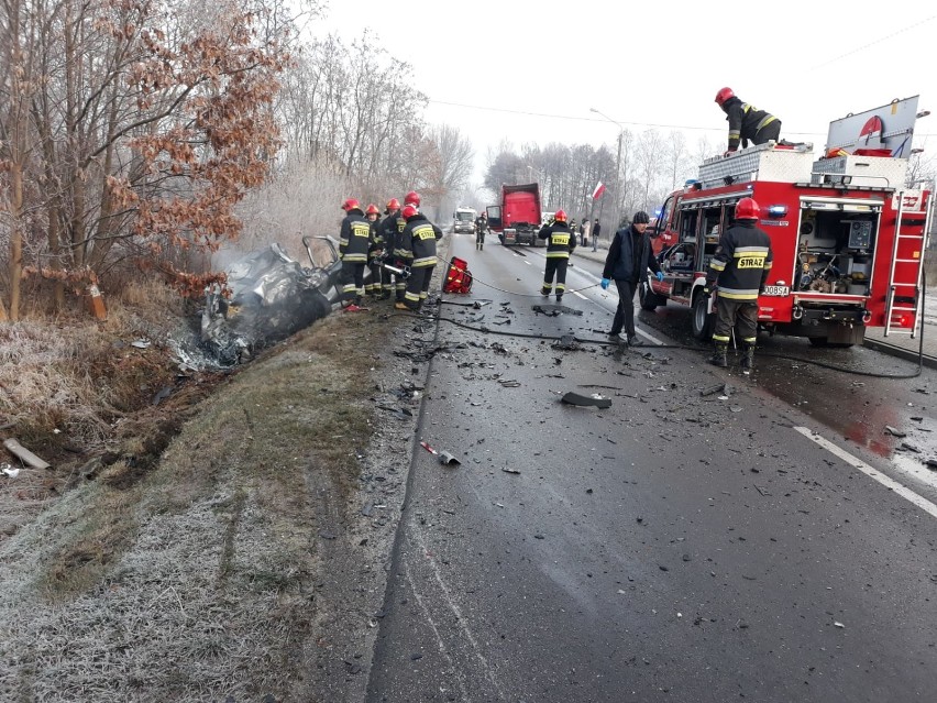 Wypadek śmiertelny w Suchoczasach. Auto osobowe zderzyło się z ciężarówką [zdjęcia]