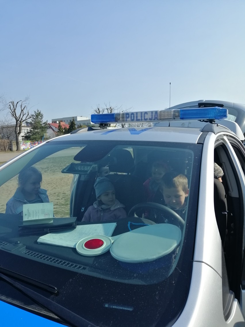 O bezpieczeństwie z najmłodszymi uczniami SP 2 w Prabutach. Policjanci z wizytą w szkole [ZDJĘCIA]